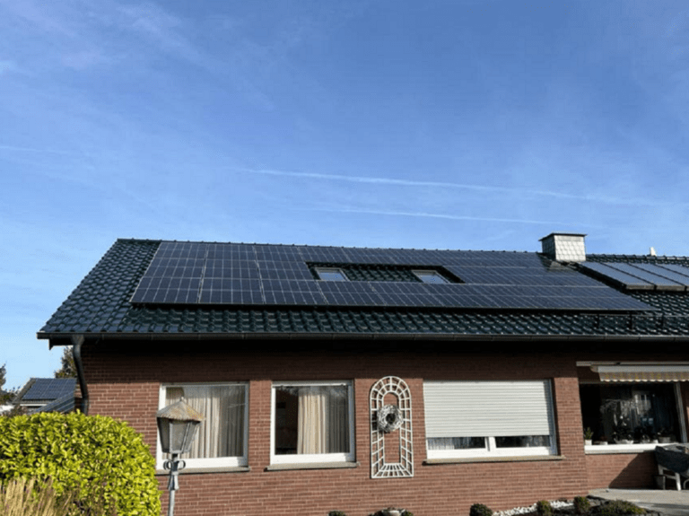 referenz-hausdach-solaranlage-pv-anlage-prolumen-solartechnik